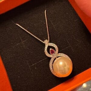 Pearl pendant with ruby